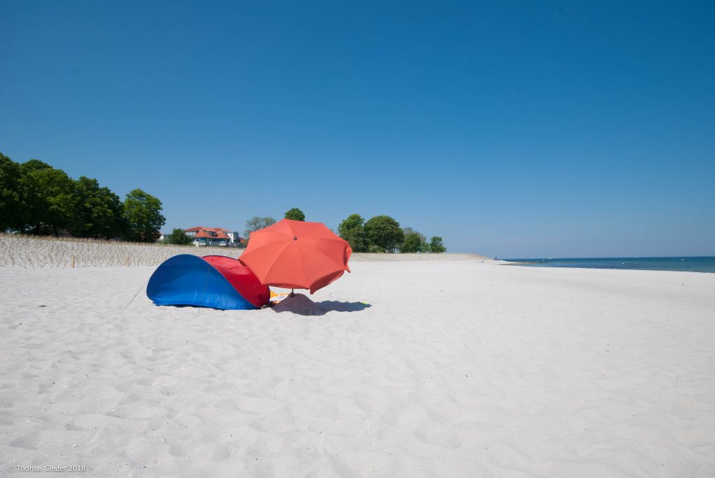 Strand Muschel und Sonnenschirm am Strand