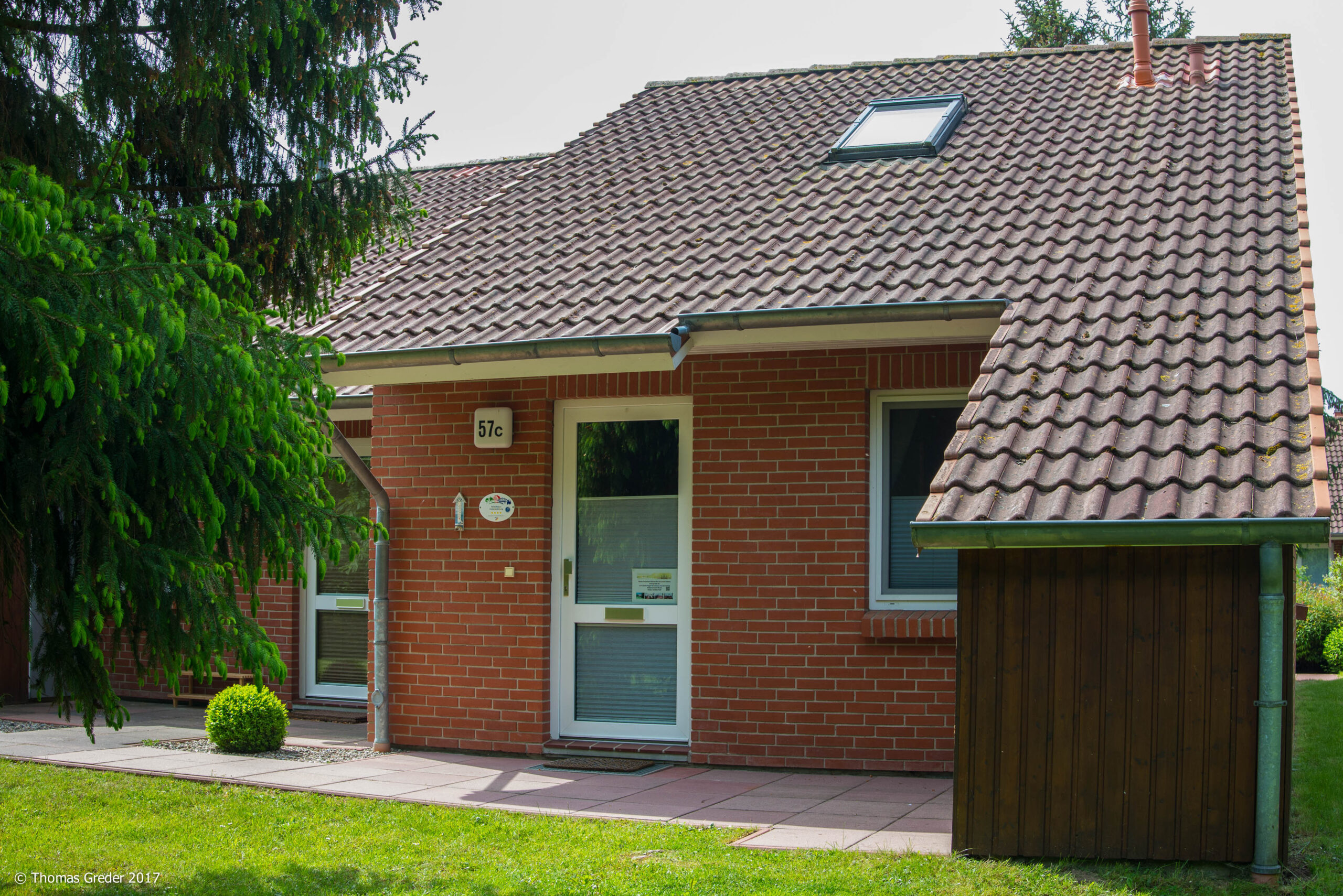 Eingangsbereich und Abstellraum für Terrassenmöbel, Grill und Fahrräder