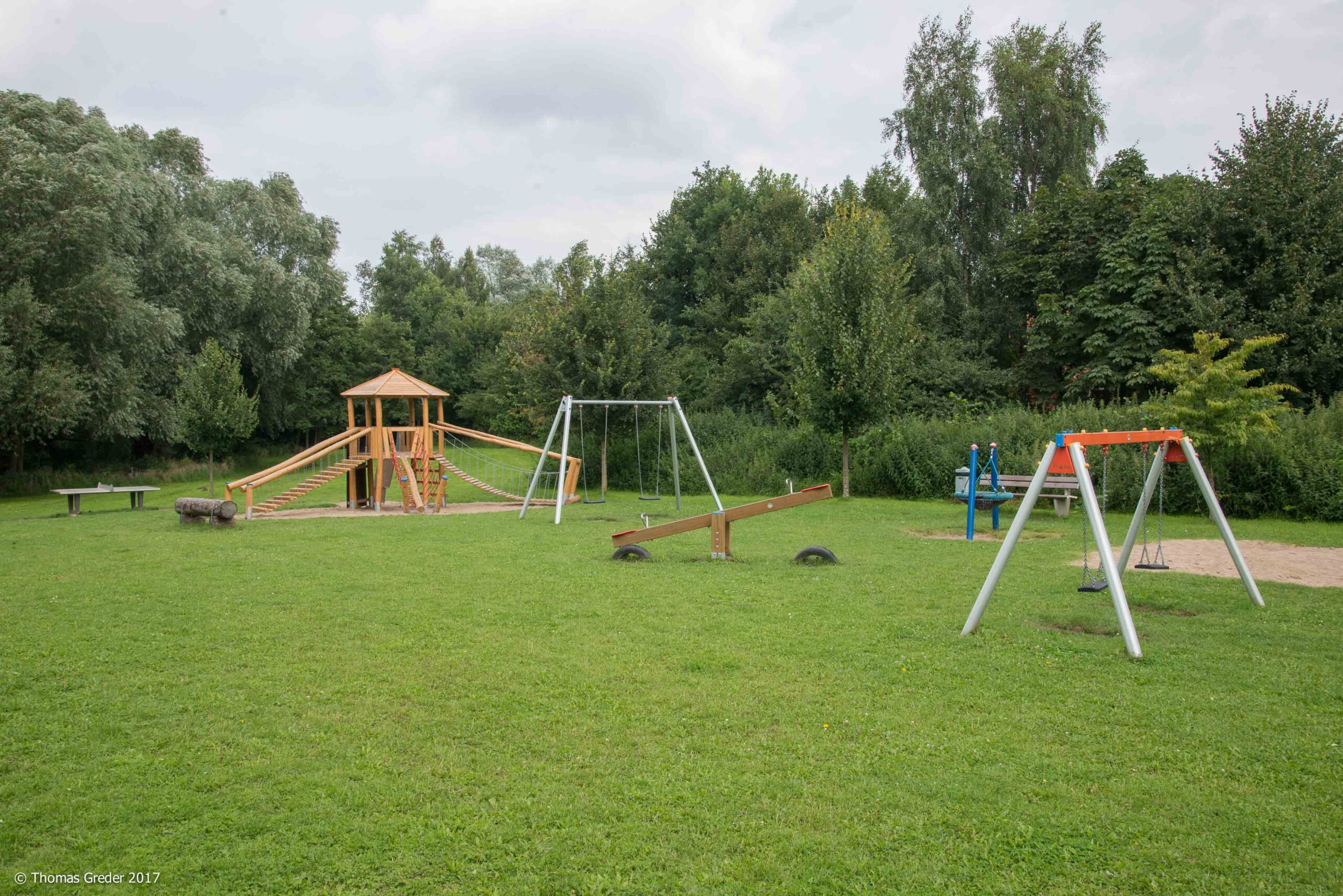 Spielplatz im Urlauberdorf Boltenhagen mit diversen Spielgeräten, Klettergerüsten, Tischtennis, eine Boule-Bahn und einem Bolzplatz.